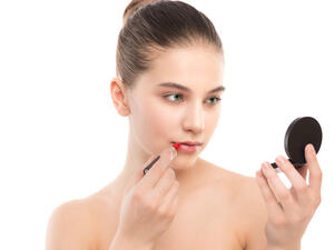 أحمر الشفاة من أسهل مستحضرات التجميل يمكن صناعتها بالمنزل

