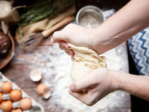 يجب ترك العجينة لمدة ساعة قبل الخبز

