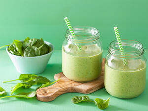 عصير المانجو والخيار والسبانخ