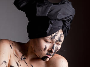 الفحم إذا أضيف إليه العسل والليمون يكون له تأثير رائع في نضارة البشرة
