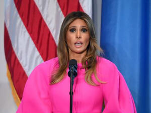 ميلانيا ترامب تتألق باللون الفوشي من دار الأزياء الإسبانية ديلبوزو