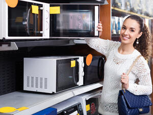 وضع البصل في الميكروويف لمدة 30 ثانية فقط يسهل عملية التقشير 