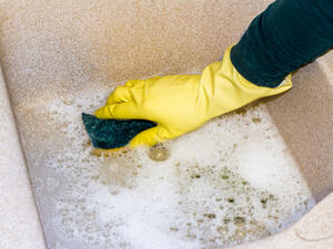 قومي بإخراج الأوساخ العالقة، من خلال إدخال السلك المعدني في البالوعة