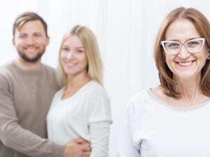 إهديها إطار صورة مزخرف وضعي بداخله صورة مميزة لها
