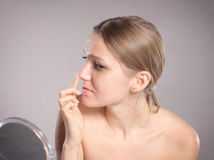 لا تغفلي دور المكياج الذي يساعد على منح إطلالة معقولة للأنف
