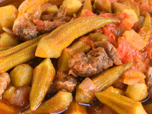 طبق البامية باللحمة للغذاء