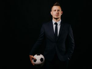 يحتاج اللاعب إلى الجهد والعمل والمثابرة حتى يصبح لاعباً مشهوراً 
