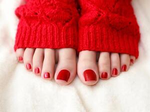 أنقعي قدميك في إناء المياه الدافئة مع بكربونات الصودا لمدة 10 دقائق