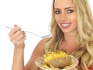 تعتبر البطاطا من أفضل المواد الطبيعية والتي تستخدم لحل مشاكل البشرة