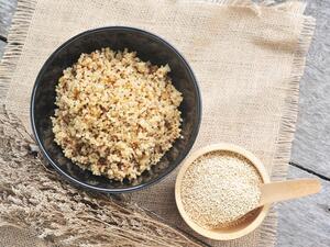 تساهم الكينوا في تخفيض إنتاج إفرازات البشرة الدهنية