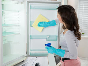 يوفر التنظيف الدوري للثلاجة لكِ طعامًا مخزنًا خاليًا من الجراثيم

