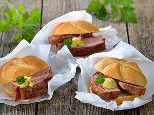 ساندويتشات كبدة وسجق لأطفالك، طريقة سريعة وشهية