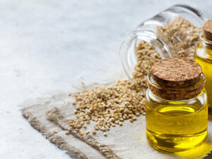 يعد زيت السمسم من أفضل أنواع الزيوت التي تُغذي الشعر من جذوره 