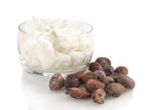 دلكي زبدة الشيا الخام جيدًا على الشعر وفروه الرأس واتركيها لمدة 30 دقيقة