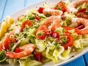 سلطة الجمبري بالهليون والبقدونس
