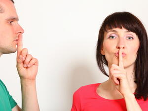 يحدث الصمت نتيجة شعور الزوج بأنك لم تعدى تهتمي بمظهرك
