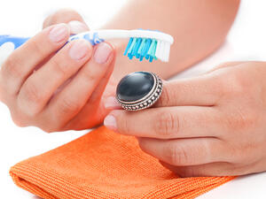 أغرق المجوهرات الخاص بك في المحلول