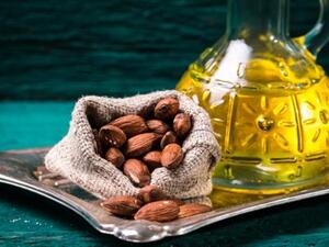 يعرف زيت اللوز الحلو بفوائده الكثيرة على بشرة الوجه والجسم والشعر أيضاُ