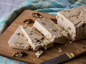 الحلاوة الطحينية بالمكسرات