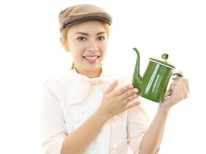 قومي بغسل الإبريق من الداخل بالماء البارد