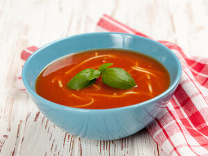 شوربة الطماطم بالحبق والبارميزان