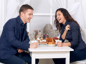  اقترحي عليه تناول الغذاء في مطعم فاخر وبعد أن يدفع المبلغ صارحيه أنه صديق