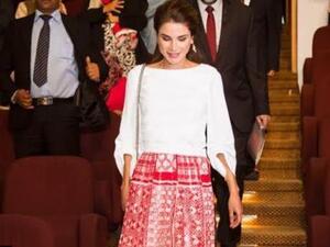 تحرص الملكة على ارتداء العباءات في المناسبات الوطنية والدينية والمحافل الشعبية،