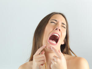 تظهر الحبوب عادة في فترة المراهقة بسبب عدم انتظام هرمونات الجسم
