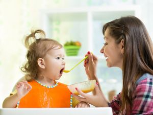 تعريف الطفل بالمجموعات الغذائية المختلفة كالفواكه والخضراوات
