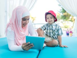 يمكنك أن تحببي له الصيام وشهر رمضان من خلال سرد القصص المرتبطة به