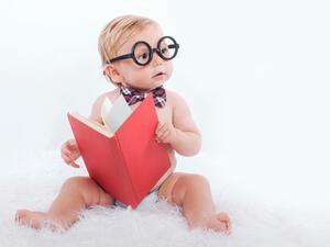 ضع كتابين أو 3 أمامه وفي طريقه كل يوم ليرى الكتب ويتصفح الصور 