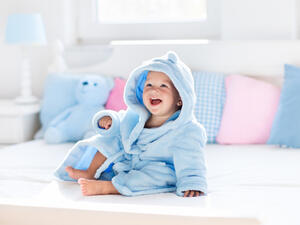 استخدام مشاجب للمناشف والملابس تحمل أحرف اسم الطفل

