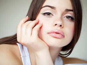 تعتبر الشفاه الطبيعية والمحددة من أبرز علامات الجمال لدى المرأة