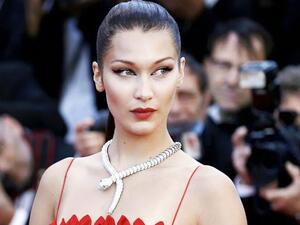 ظهرت العارضة المتألقة بيلا حديد باطلالة غاية في التمي


