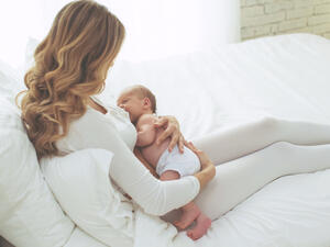 الرضاعة الطبيعية تمنح الطفل مزيداً من شعور العطف والحنان نحوه
