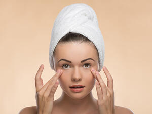 الهالات السوداء تحت العينين مشكلة تعانيها الفتيات بمعظمهن