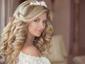 احرصي على تجربة العديد من قطع اكسسوار الشعر الخاصة بالعروس