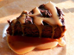 كيكة الشوكولاتة بصوص الكراميل الخفيفة