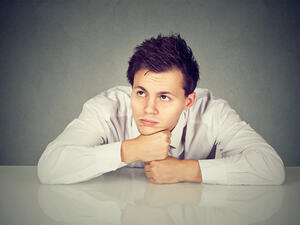 رجل برج السرطان متشأم في بعض الأحيان

