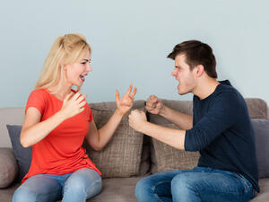 حاولي أن تصفي له شعورك ببعض الضيق إذا كان يعشق فنانة معينة

