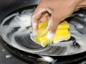 يعتبر تنظيف القدور أو الطناجر مشكلة كبرى لدى معظم ربّات البيوت
