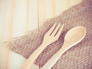 لتنظيف ملاعق الخشب أضيفي "كاربونات الصوديوم" في وعاء الماء
