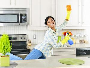 قومي بغسل الأطباق بعد وقت قصير من استخدامها