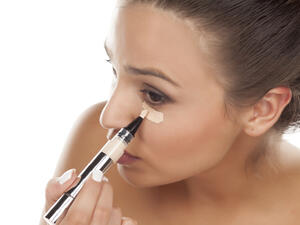 أُتركي الكونسيلر من 5 إلى 10 دقائق لتتشربه البشرة

