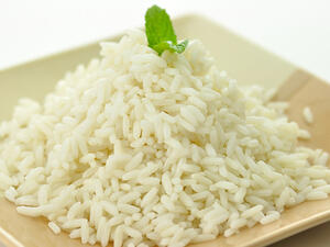 عند عمل الأرز البسمتي يراعى غسله أكثر من مرة بحيث يصبح ماء الغسل نقياً 
