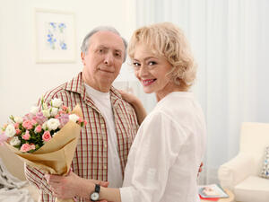 اهدِ زوجتك باقة من الأزهار مرفقة برسالة تقول لها فيها كم أنّها أمّ جيدة 