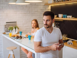 التجسس على الزوج ينعكس بشكل سلبي على العلاقة الزوجية

