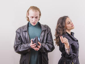 عدم صرف الزوج على زوجته قد ينتج عن كونه شخصاً بخيلاً
