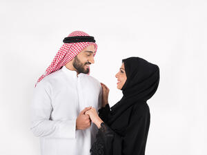 ما حكم التقبيل والمباشرة والمعانقة في نهار رمضان؟