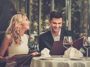 كونى طبيعيه ولا تضحكي بصوت عالي
